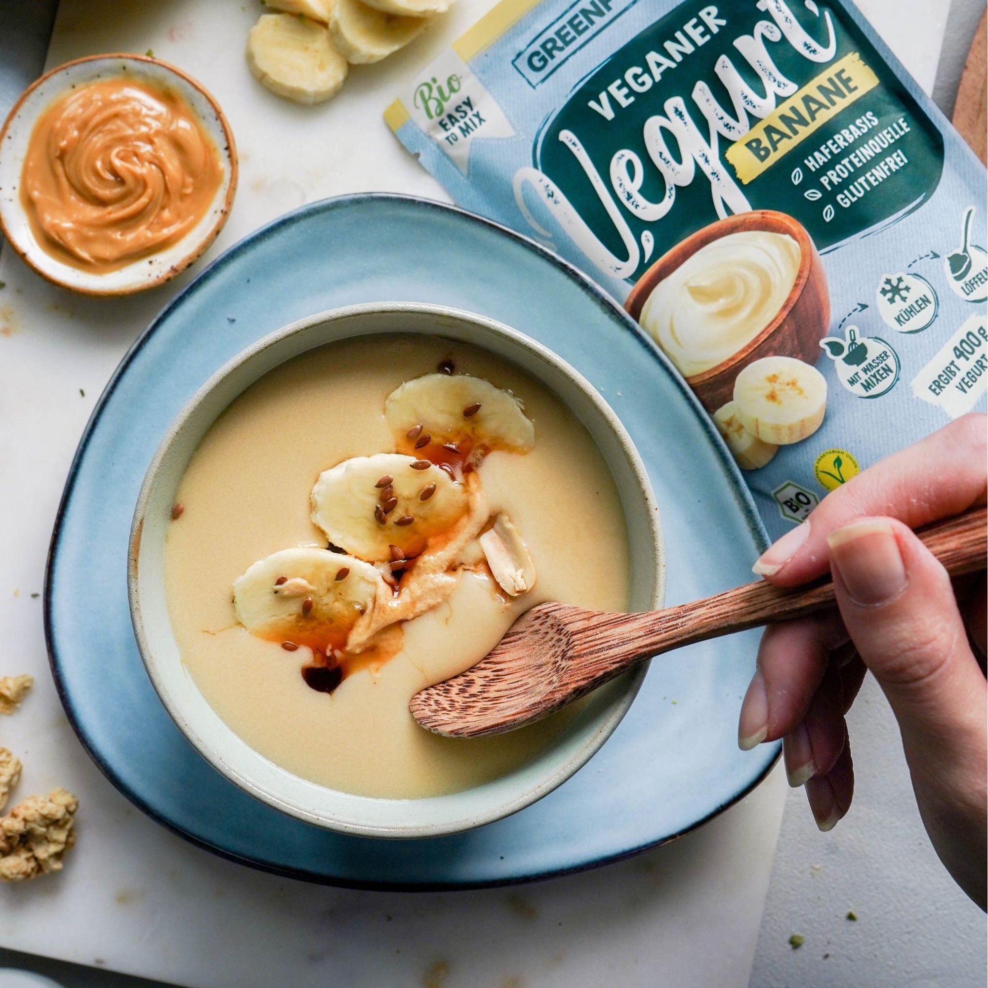 Vegurt Banane Bowl mit Erdnussbutter und Ahornsirup