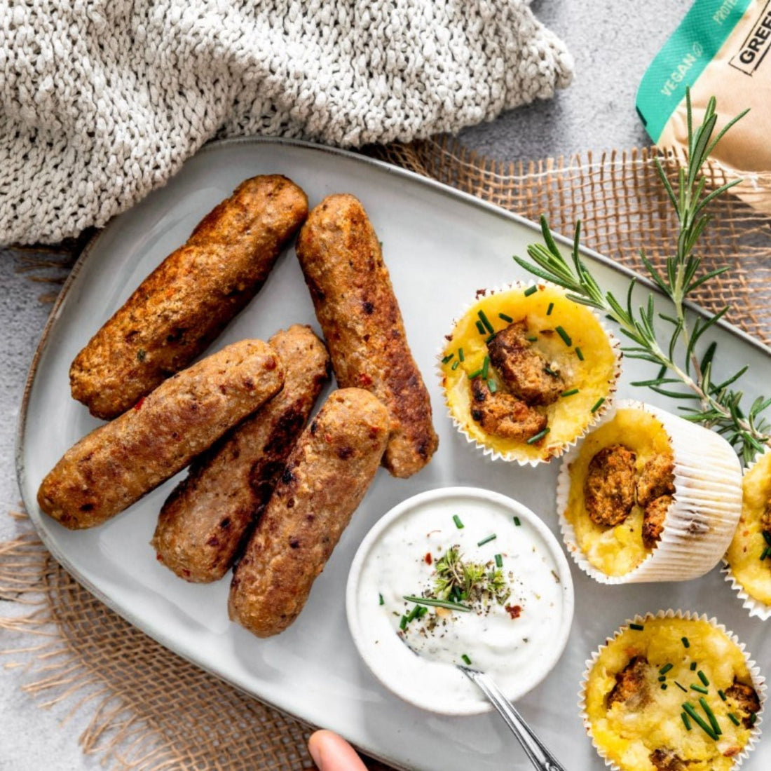 Bratwurst mit Kartoffelmuffins & Schnittlauch-Quark Dip