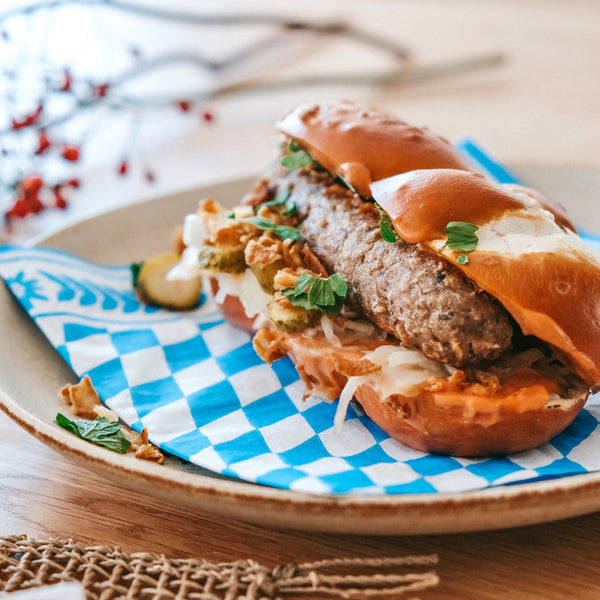 Bayerischer Hotdog: Vegane Bratwurst in Laugenstange