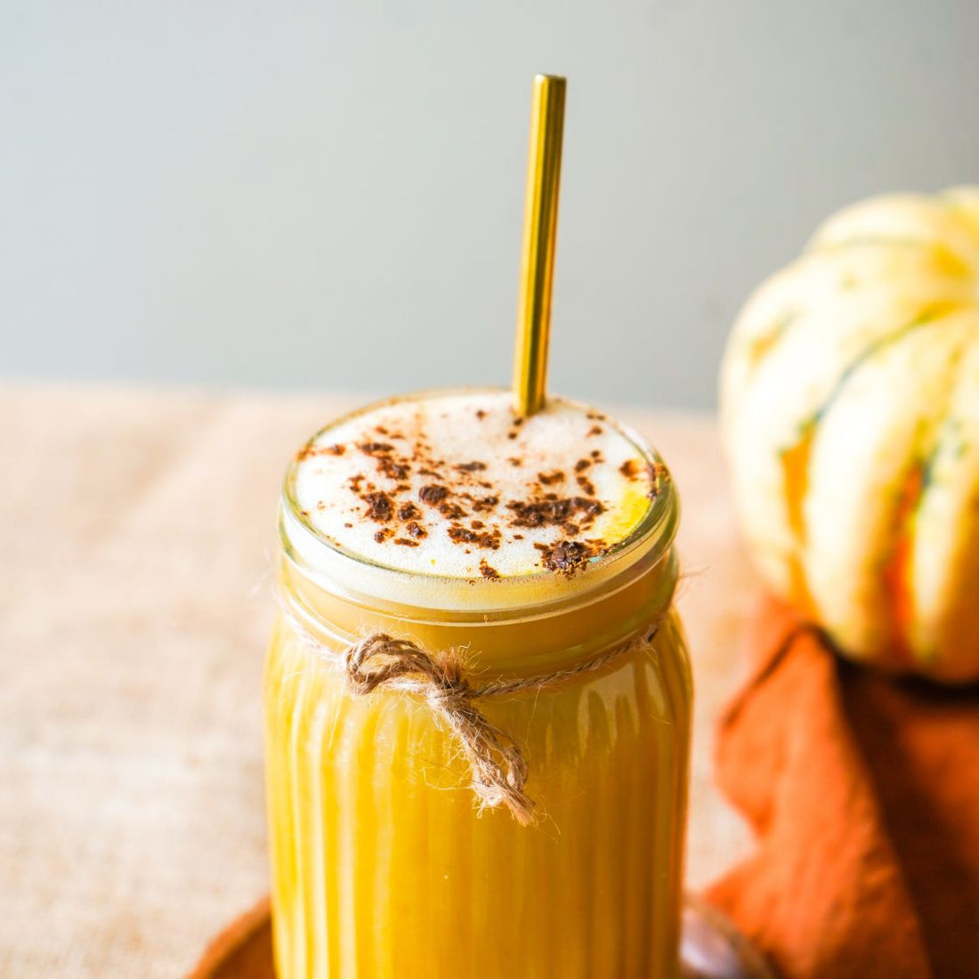 Wärmender Pumpkin Spice Latte mit veganem Bio Hafer Drink