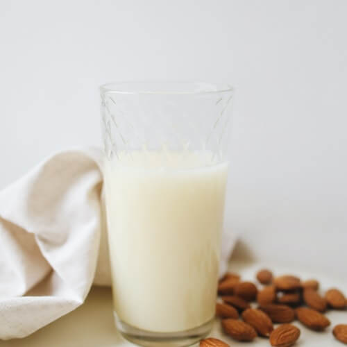 Mandelmilch als Alternative für Kuhmilch