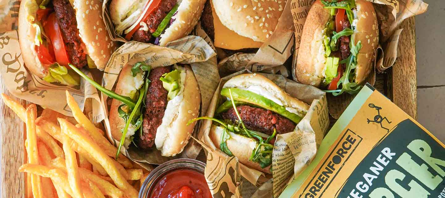 Vegane Burger mit verschiedenen Toppings