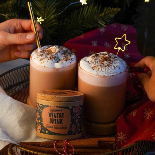 Leckerer weihnachtlicher pflanzlicher Cinnamon Roll Drink
