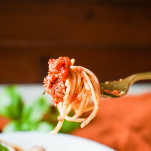 Gabel mit veganen Spaghetti Bolognese