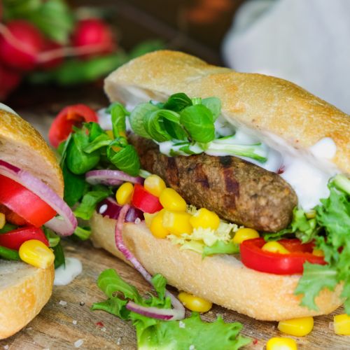 Leckeres Grill Dog mit veganer Bratwurst und knackigem Salat
