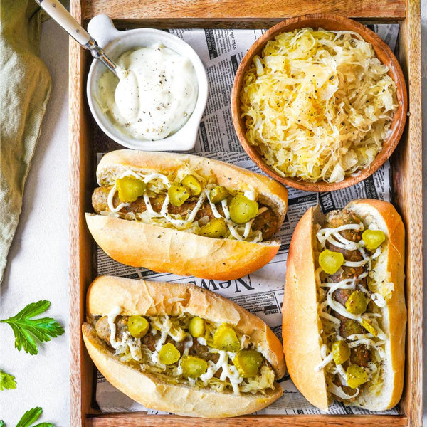 Vegane Hot Dogs mit Bratwürsten, Essiggurken und Sauerkraut