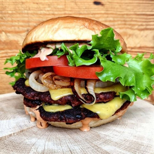 Leckere veganer Double Cheeseburger mit veganem Käseersatz
