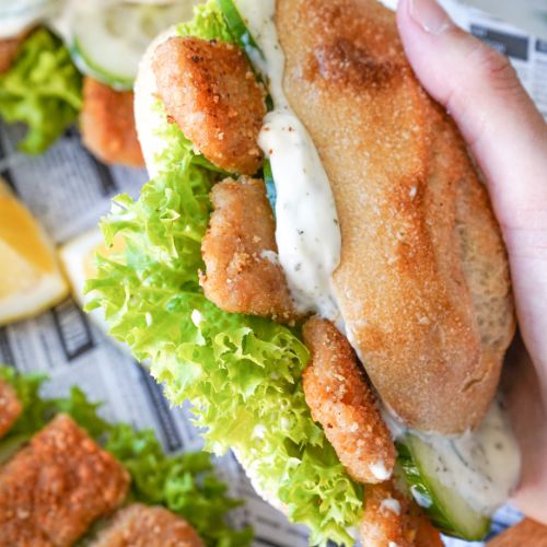 Leckeres Fischsticks-Sandwich mit Remoulade