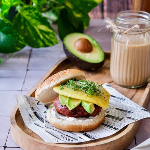 Veganer Frühstücksburger mit Frischkäse, Avocado und Ei