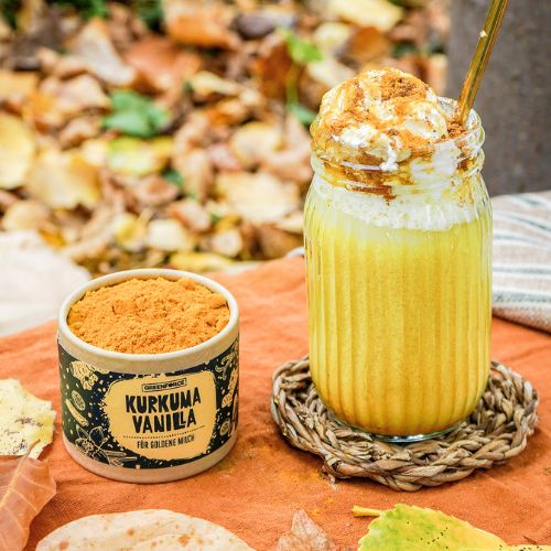Goldene Milch mit Kurkuma Vanilla Gewürzmischung, veganer Sahne und Karamellsirup