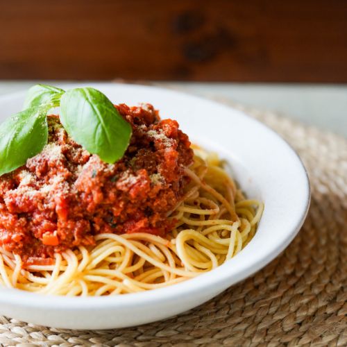 Spaghetti Bolognese mit veganem Hack und frischem Basilikum