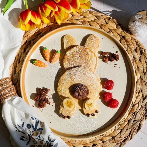 Cute Häschen Pancakes mit Beeren und Keksen als Topping