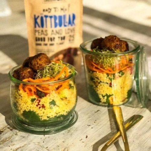 Couscous-Salat mit veganen Köttbullar