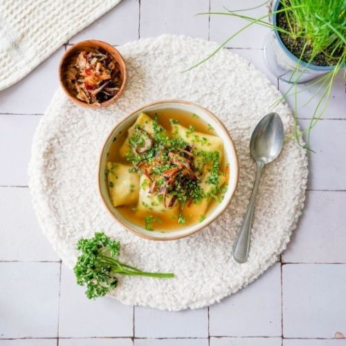 Vegane Maultaschen-Suppe mit Röstzwiebeln
