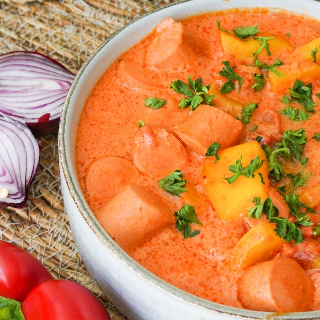 Pflanzliches Wurstgulasch mit Wiener