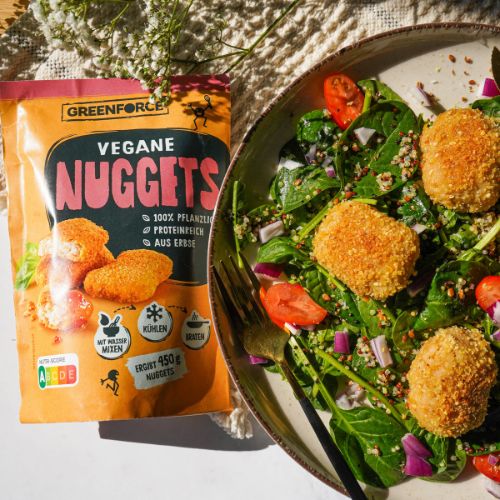Quinoa-Salat mit veganen Nuggets