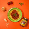 Leckere pflanzliche Bolognese angerichtet mit Spaghetti und Basilikum on top