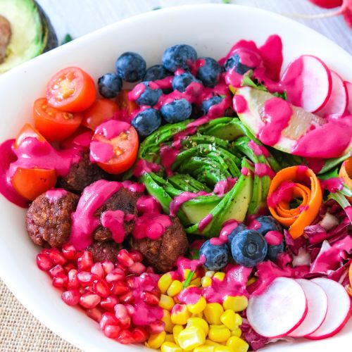 Regenbogen-Bowl mit allerlei Gemüse