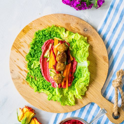 Regenbogen-Wraps mit Kurkuma Bällchen, frischem Gemüse und Rote Beete Hummus