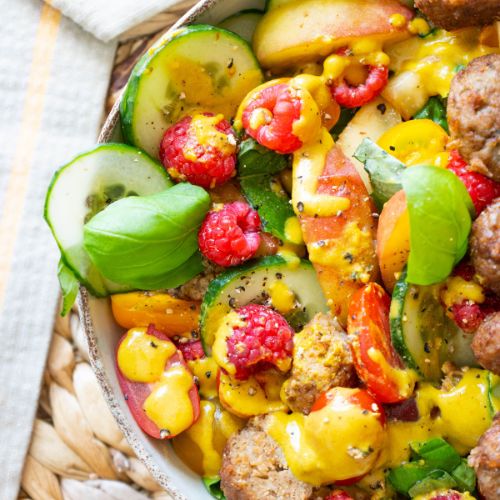 Sommersalat mit veganen Fleisch-Spießen und Curry-Mango Dressing