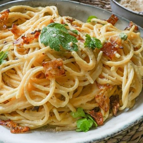 Leckere vegane Spaghetti Carbonara mit Petersilie