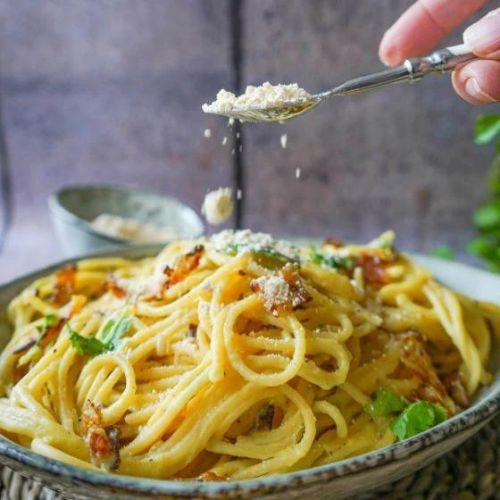 Spaghetti Carbonara mit veganem Parmesan