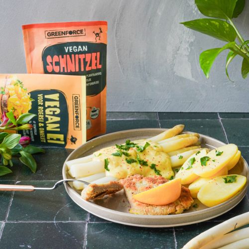 Veganes Schnitzel mit Spargel, Kartoffeln und Sauce Hollandaise
