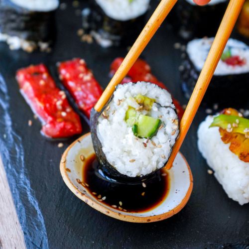 Leckeres veganes Sushi mit Dip