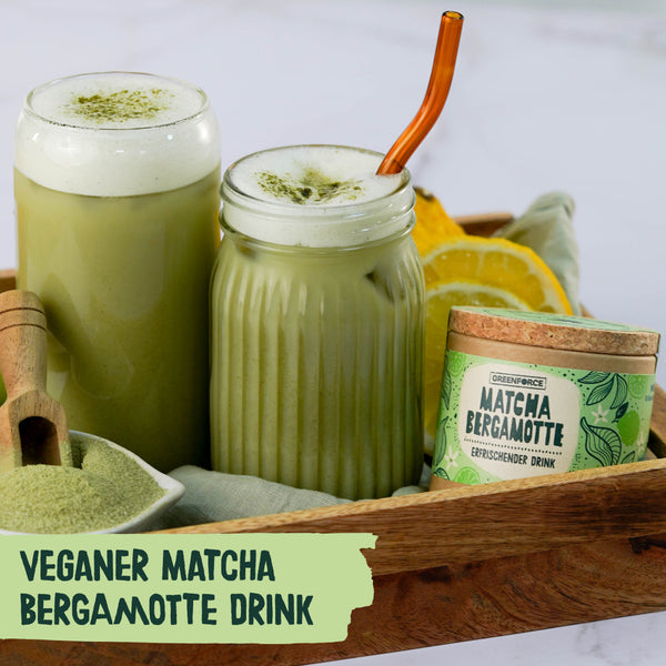 Veganer Matcha Bergamotte Drink im Glas mit Zitronenscheiben