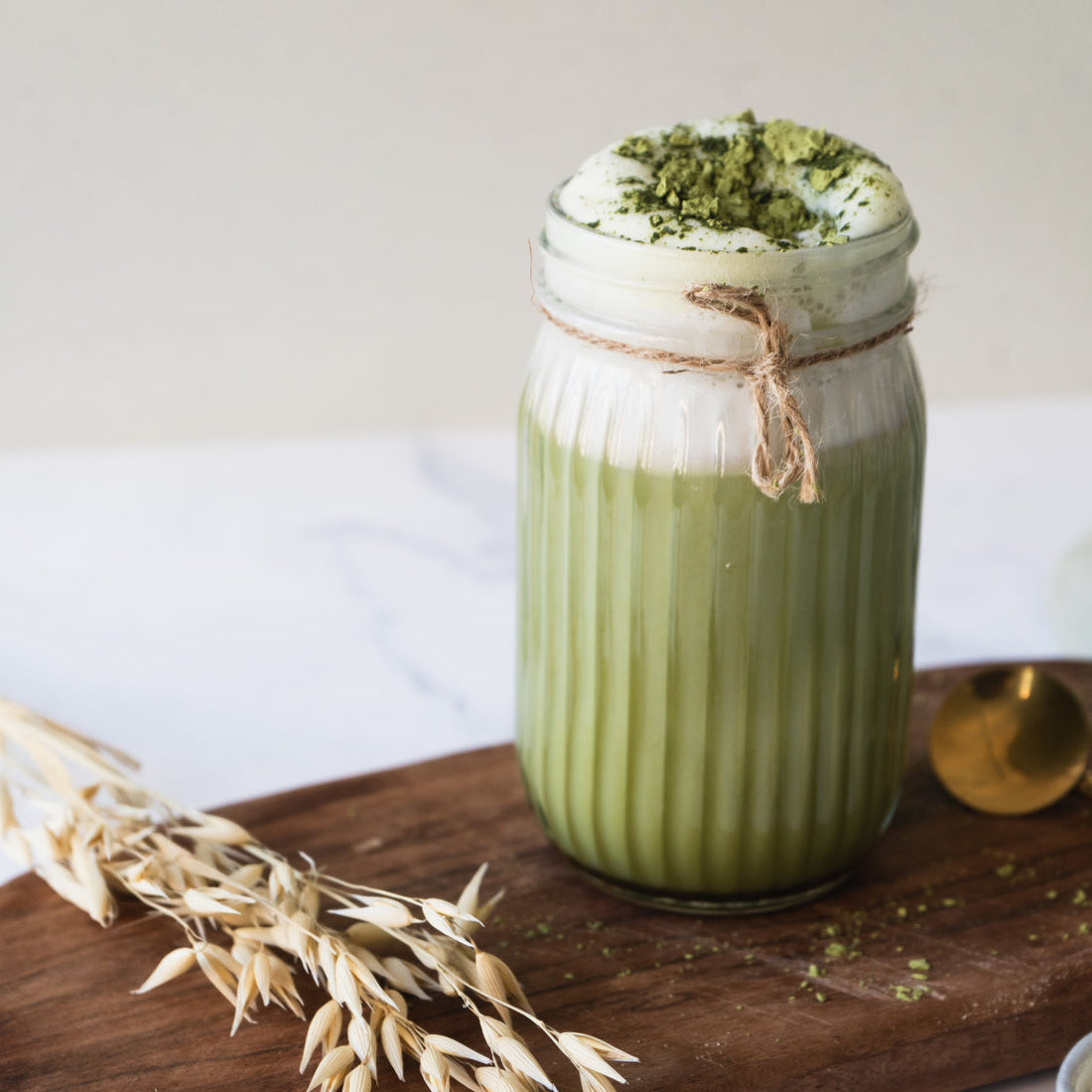 Leckeres grünes Matcha Getränk, zubereitet mit dem Bio Hafer Drink