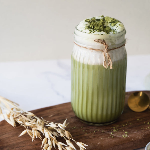 Leckeres grünes Matcha Getränk, zubereitet mit dem Bio Hafer Drink